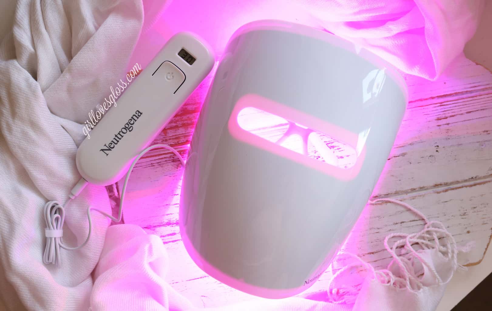 Kicking Breakouts to the Curb With Neutrogena’s Light Therapy Acne Mask